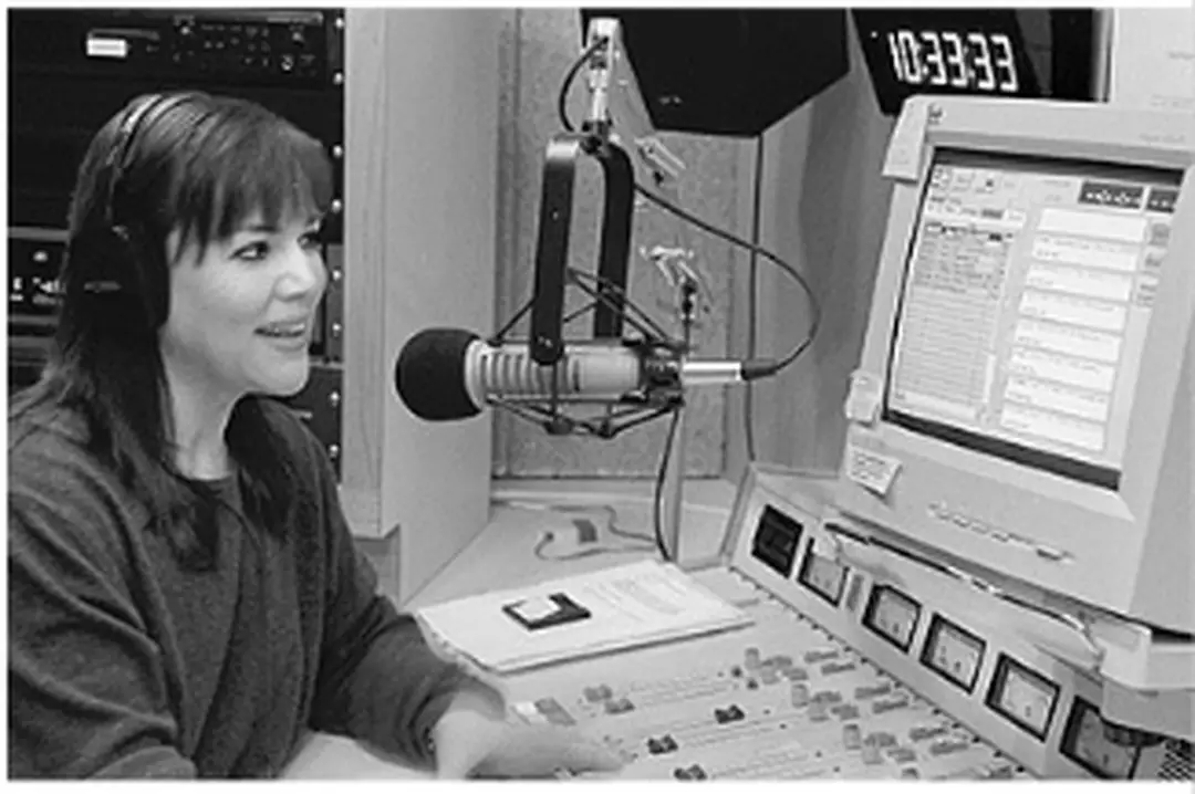 Hình 1. Quản lí dữ liệu bằng máy tính