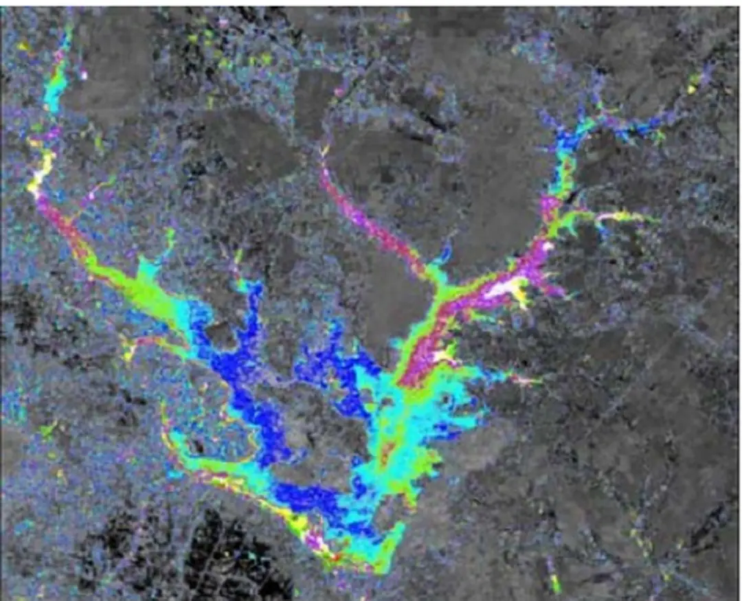 Hình 2.11. Ảnh vệ tinh Hồ Dầu Tiếng và phân bố độ đục theo kết quả giải ảnh  năm 2006