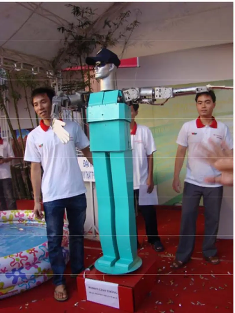 Hình 1-2. Robot điều khiển giao thông  
