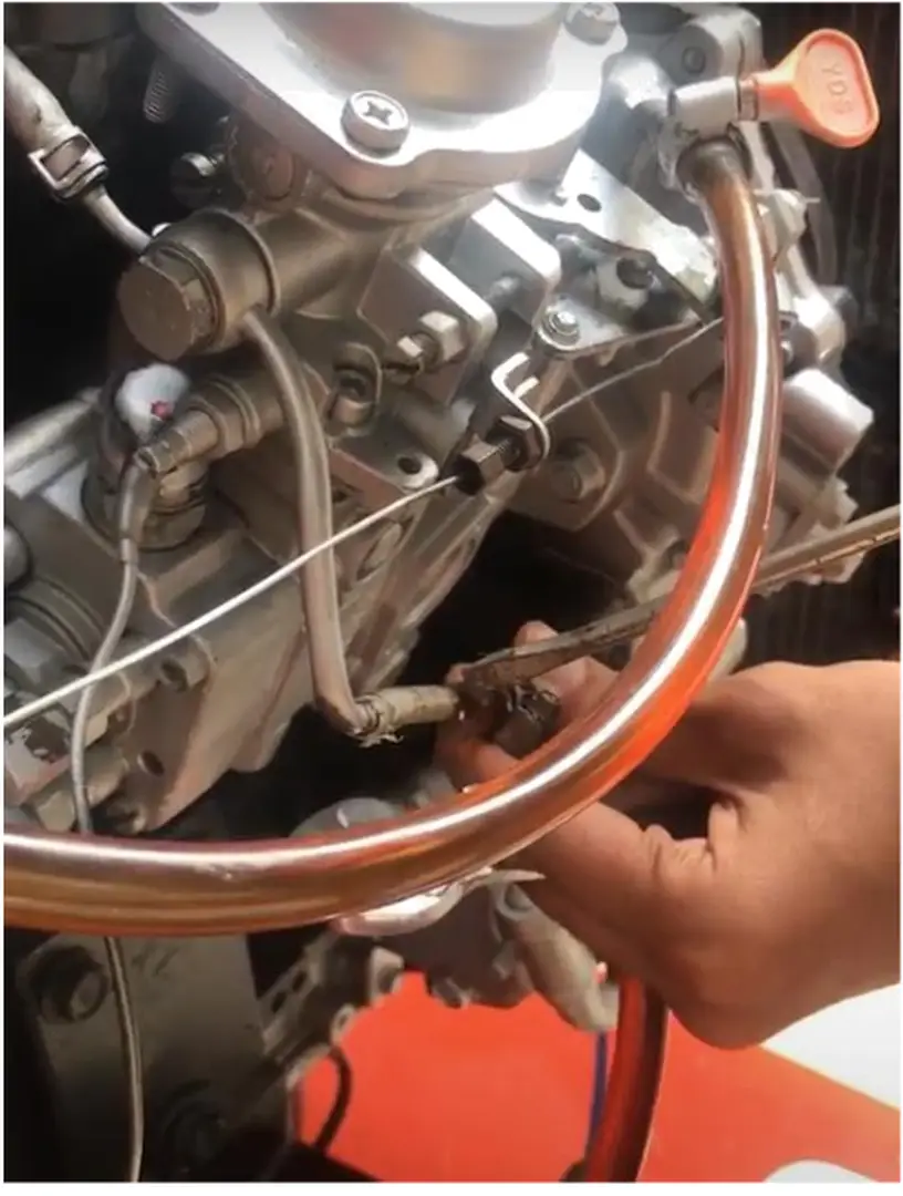 Hình 3.15 Tháo đường dầu hồi để xả gió